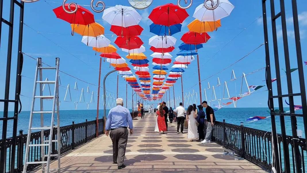 Fotoğraf tutkunları buraya akın ediyor: Rengarenk şemsiyeler, sahilin yeni cazibe merkezi oldu 15